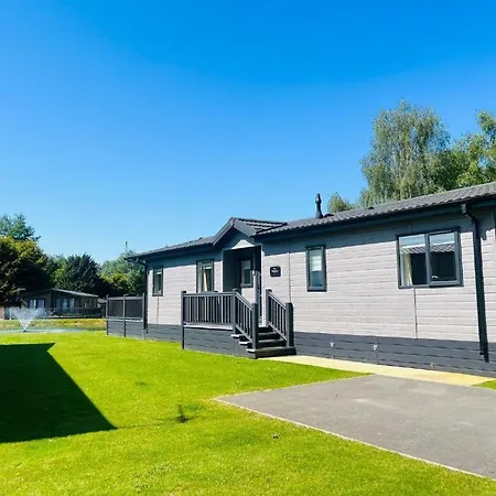 The Waterhole Lodge With Hot Tub Barmby on the Moor Room photo