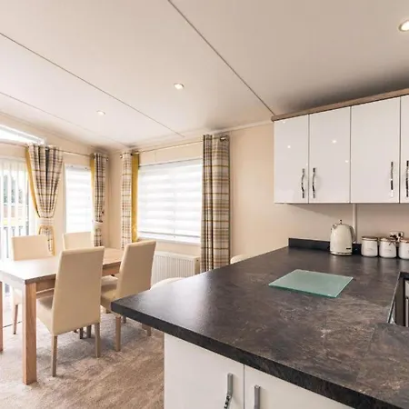 The Waterhole Lodge With Hot Tub Barmby on the Moor Room photo