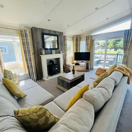 The Waterhole Lodge With Hot Tub Barmby on the Moor Room photo