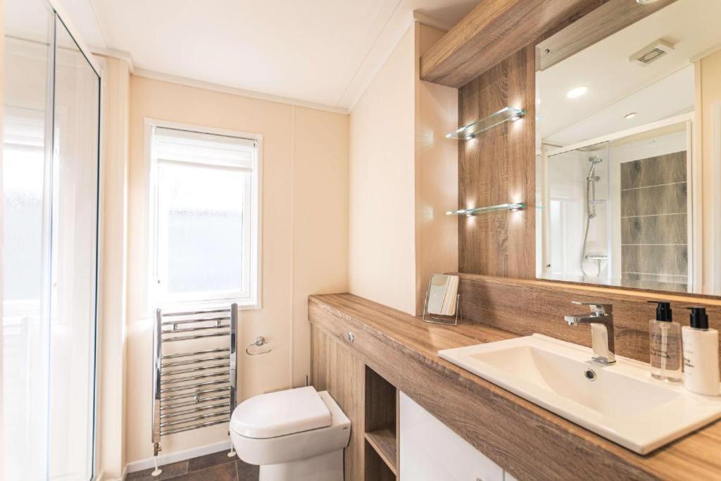 The Waterhole With Hot Tub Lodge Barmby on the Moor
