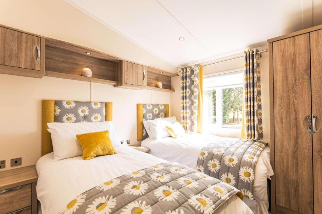 The Waterhole With Hot Tub Lodge Barmby on the Moor