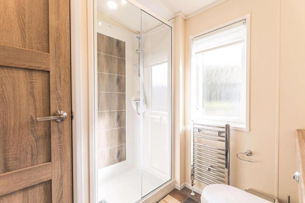 The Waterhole With Hot Tub Lodge Barmby on the Moor