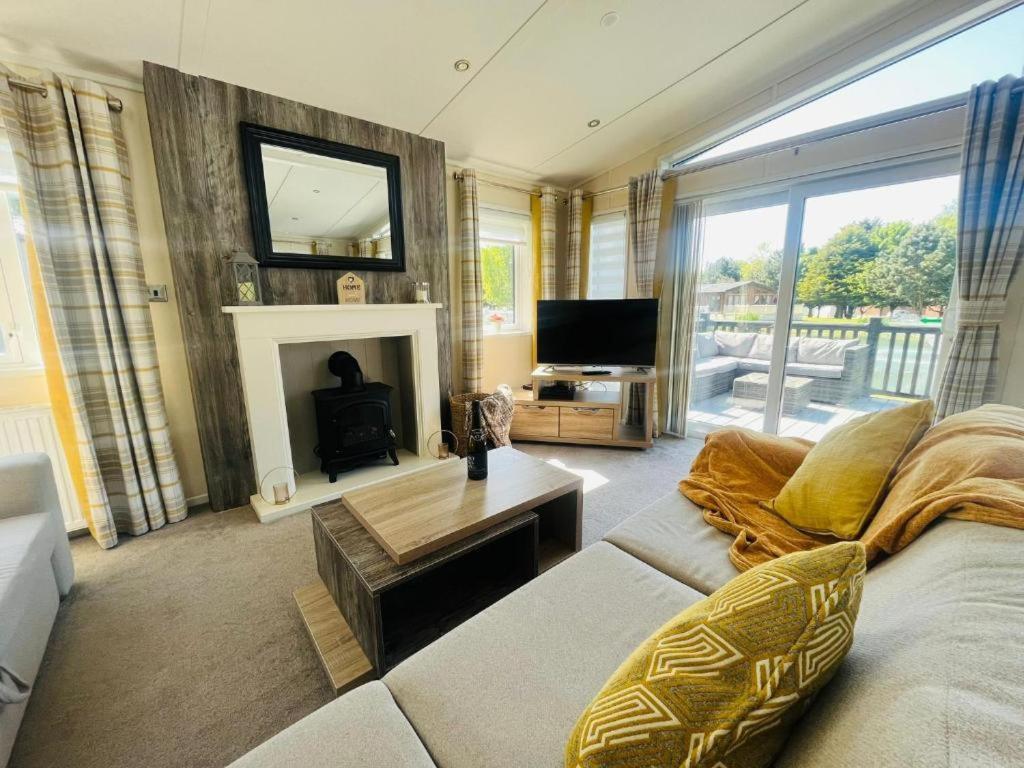Lodge The Waterhole With Hot Tub Barmby on the Moor